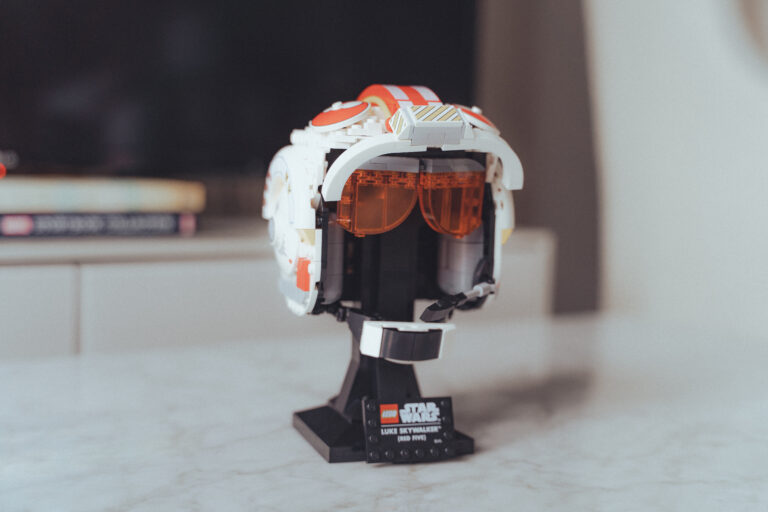 LEGO Star Wars Luke Skywalker Red 5 Helmet (75327) Review